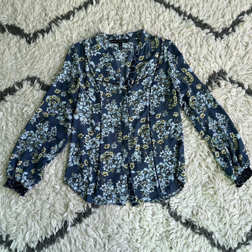 White House Black Market sz 2 Blue Floral Blouse